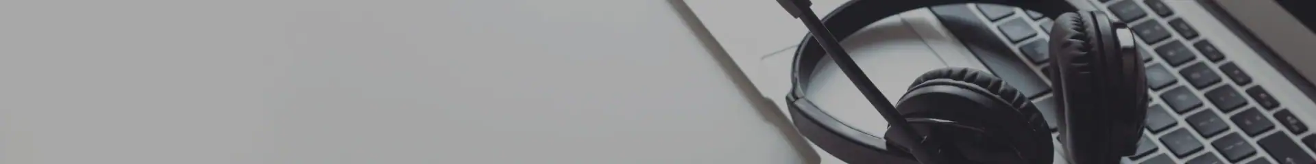 Auriculares de atención al cliente de alta calidad con micrófono para una comunicación remota y gestión de llamadas eficientes, ideales para centros de llamadas y negocios en línea.